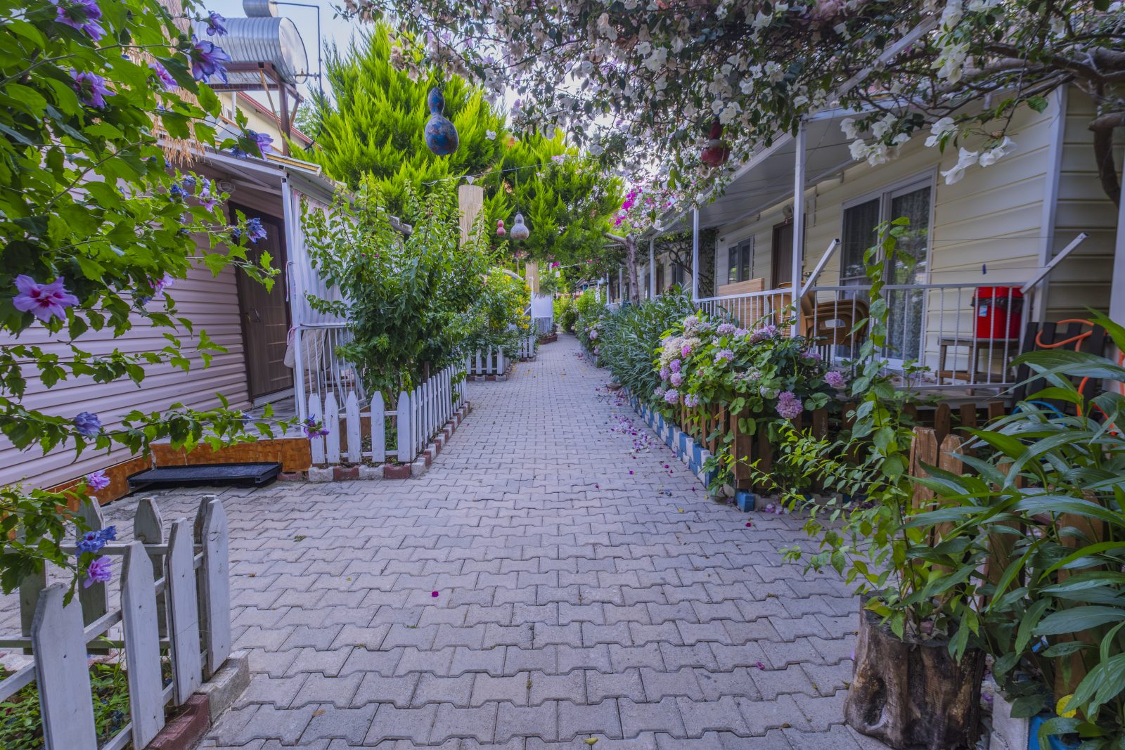 Aygül Pansiyon bahçesi ve oturma alanı